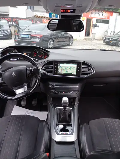 Peugeot 308 SW 1.2 THP Féline — Break familial économe, sans sinistre — Miniature 11