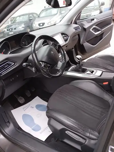 Peugeot 308 SW 1.2 THP Féline — Break familial économe, sans sinistre — Miniature 13