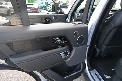 Land Rover Range Rover 5.0 V8 S/C — Luxe intégral et performances brutes, 42'500 km seulement — Miniatura 13