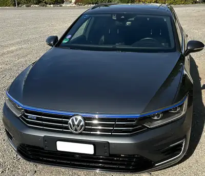VW Passat GTE 1.4 TSI Plug-In Hybrid — Berline familiale écologique et performante — vista esterna
