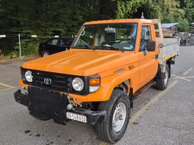 Toyota Landcruiser 4.2 D 4x4 — Légende des tout-terrains, motorisation diesel robuste — exterior view