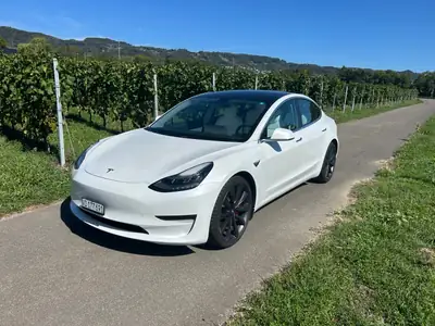Tesla Model 3 Performance Dual Motor AWD — 512 ch, Autopilot complet, 2 jeux de pneus — vue extérieure