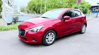 Mazda 2 SKYACTIV-G 90 Ambition Plus — Citadine fiable, automatique, faible consommation — côté