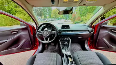 Mazda 2 SKYACTIV-G 90 Ambition Plus — Citadine fiable, automatique, faible consommation — Miniature 11