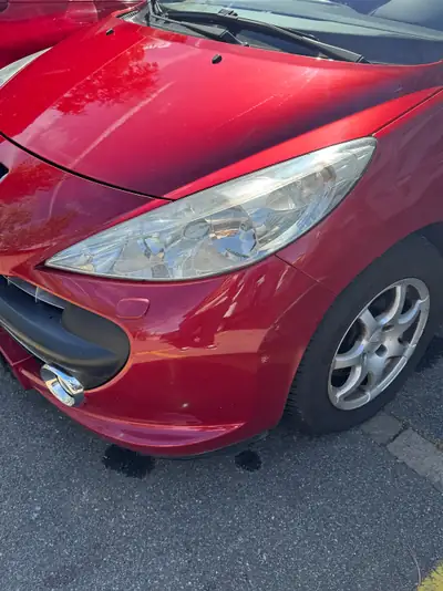 Peugeot 207 — Citadine fiable des années 2000, rouge métallisé — arrière