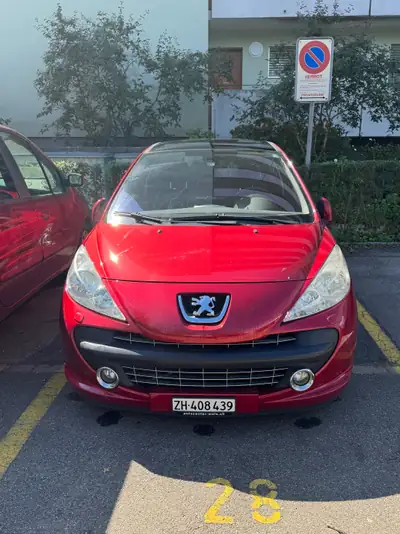 Peugeot 207 — Citadine fiable des années 2000, rouge métallisé — vue extérieure