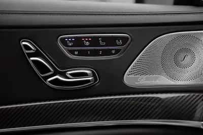Mercedes-Benz S 63 AMG — Berline de luxe haute performance, 52 500 km seulement — Miniatura 17
