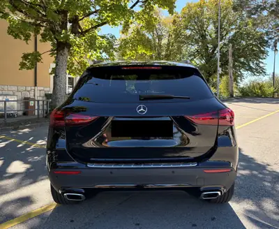 Mercedes-Benz GLA 250 2024 — SUV compact premium, 49 000 km, finition noire élégante — fianco