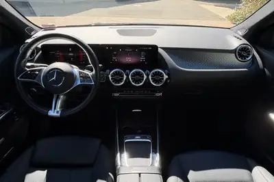 Mercedes-Benz GLA 250 2024 — SUV compact premium, 49 000 km, finition noire élégante — cruscotto