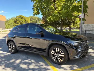 Mercedes-Benz GLA 250 2024 — SUV compact premium, 49 000 km, finition noire élégante — interni