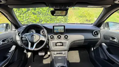 Mercedes-Benz Classe A 250 AMG Line 4MATIC — Berline compacte sportive, traction intégrale — side view