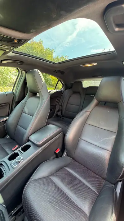 Mercedes-Benz Classe A 250 AMG Line 4MATIC — Berline compacte sportive, traction intégrale — dashboard
