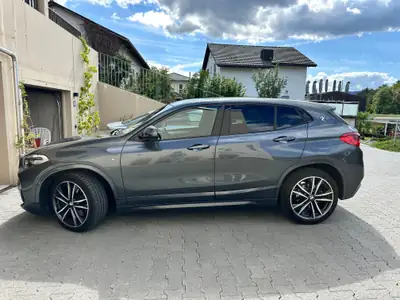 BMW X2 20i sDrive — Coupé urbain dynamique, faible kilométrage et consommation maîtrisée — vista posteriore