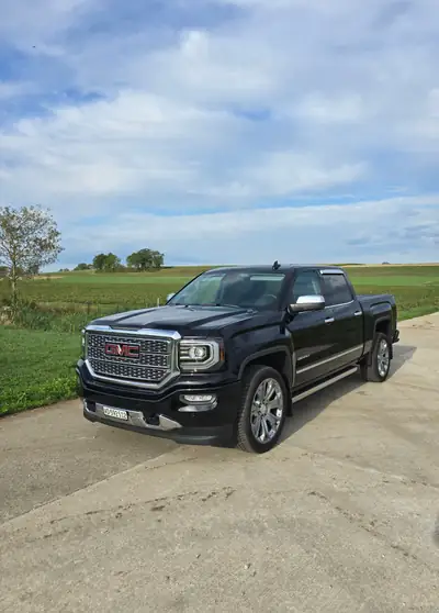 GMC Sierra Denali 2017 — Pickup premium 4x4, 426 ch et équipements Full options — exterior view