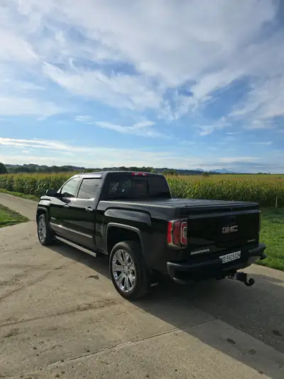 GMC Sierra Denali 2017 — Pickup premium 4x4, 426 ch et équipements Full options — rear view