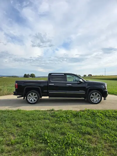 GMC Sierra Denali 2017 — Pickup premium 4x4, 426 ch et équipements Full options — dashboard