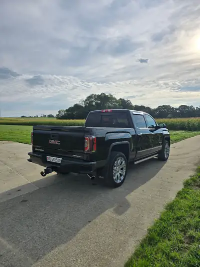 GMC Sierra Denali 2017 — Pickup premium 4x4, 426 ch et équipements Full options — interior