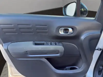 Citroën C3 Aircross 1.2i PureTech Feel — SUV urbain fiable, caméra et navigation intégrées — Miniature 12