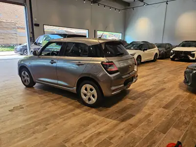 Suzuki Swift 1.2 Hybrid 4x4 — Citadine polyvalente avec rouage intégral et caméra de recul — Miniatur 13