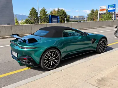 Aston Martin V8 Vantage 4.0 Bi-Turbo F1 — Roadster haute performance, 16 000 km seulement — detail