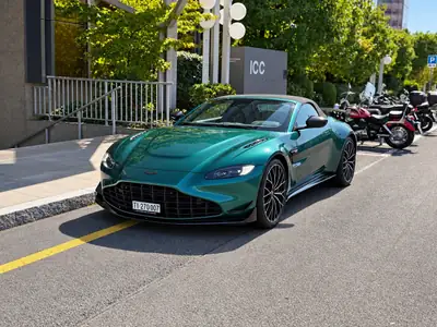 Aston Martin V8 Vantage 4.0 Bi-Turbo F1 — Roadster haute performance, 16 000 km seulement — interior