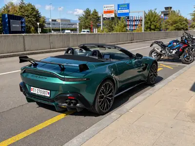 Aston Martin V8 Vantage 4.0 Bi-Turbo F1 — Roadster haute performance, 16 000 km seulement — Thumbnail 8