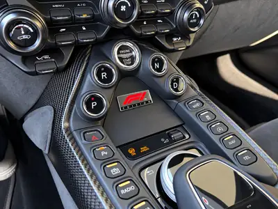 Aston Martin V8 Vantage 4.0 Bi-Turbo F1 — Roadster haute performance, 16 000 km seulement — Thumbnail 14
