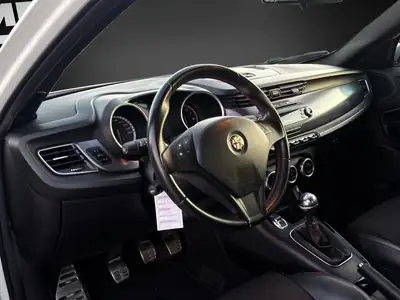 Alfa Romeo Giulietta 1.4 MultiAir 170 PS — Élégance italienne, moteur dynamique et entretien maîtrisé — Miniature 8