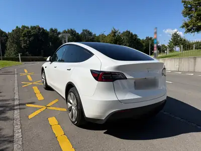 Tesla Model Y Basis 2023 — SUV électrique performant, 76 800 km, autonomie maximale — fianco