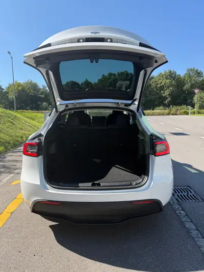 Tesla Model Y Basis 2023 — SUV électrique performant, 76 800 km, autonomie maximale — cruscotto