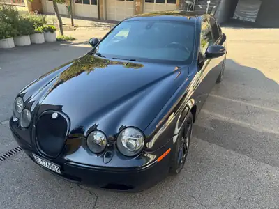Jaguar S-Type 4.2 V8 R — Berline britannique premium tunée, 440 ch dynamiques — exterior view