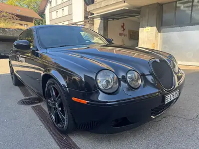 Jaguar S-Type 4.2 V8 R — Berline britannique premium tunée, 440 ch dynamiques — side view