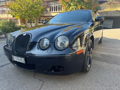 Jaguar S-Type 4.2 V8 R — Berline britannique premium tunée, 440 ch dynamiques — rear view