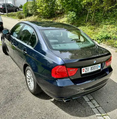 BMW 320d — Berline diesel fiable, 8 roues complètes, historique sans sinistre — arrière