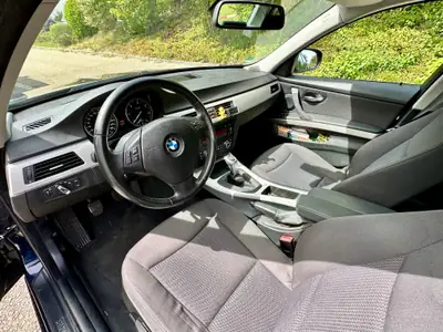 BMW 320d — Berline diesel fiable, 8 roues complètes, historique sans sinistre — tableau de bord