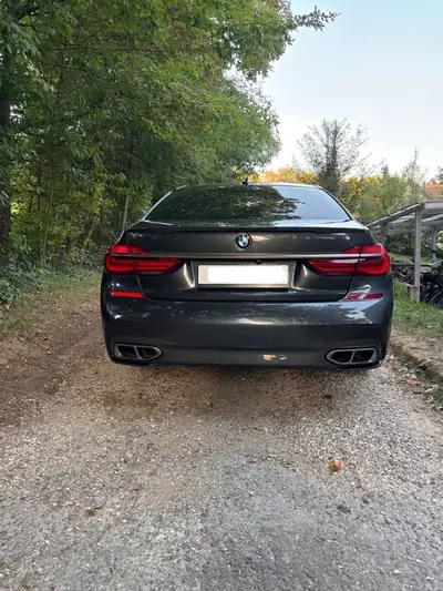 BMW M760Li xDrive SAG — V12 Bi-Turbo 609 ch, berline de prestige sans compromis — vista posteriore