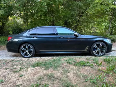 BMW M760Li xDrive SAG — V12 Bi-Turbo 609 ch, berline de prestige sans compromis — fianco