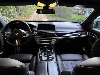 BMW M760Li xDrive SAG — V12 Bi-Turbo 609 ch, berline de prestige sans compromis — interni
