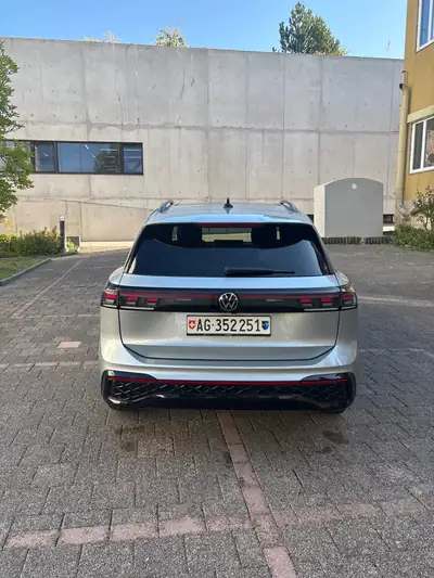 VW Tiguan 2.0 TDI R-Line 4motion — SUV diesel performant, 23'000 km seulement — rear view