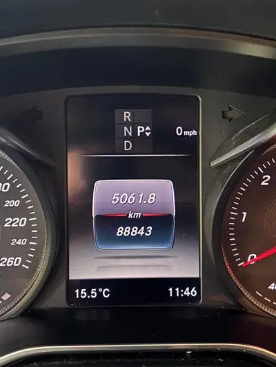 Mercedes-Benz Marco Polo V250d — Luxe-Campervan avec cuisine intégrée et toit relevable — intérieur