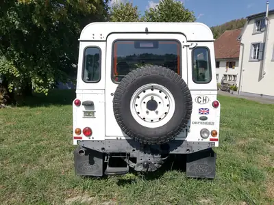 Land Rover Defender 2.2 TD4 — Le 4x4 incontournable, fiable et robuste — fianco