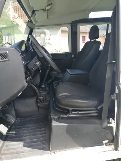Land Rover Defender 2.2 TD4 — Le 4x4 incontournable, fiable et robuste — vista posteriore