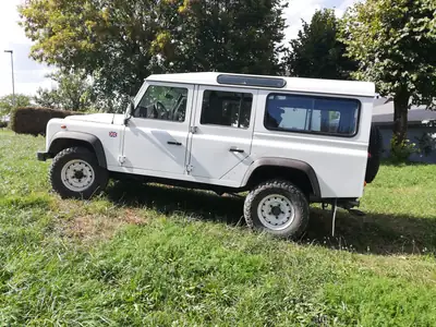 Land Rover Defender 2.2 TD4 — Le 4x4 incontournable, fiable et robuste — vista esterna