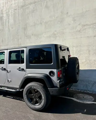 Jeep Wrangler Rubicon Unlimited Sport 2017 — 4x4 légendaire, moteur V6 puissant, occasion US fiable — Heckansicht