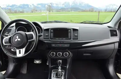 Mitsubishi Lancer Evo 2.0 T MIVEC — Berline sportive 295 ch, transmission intégrale, 64 000 km — Armaturenbrett