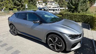 Kia EV6 77 kWh GT-Line 4x4 — SUV électrique haute performance, 4 roues motrices — vista posteriore