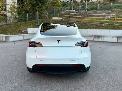 Tesla Model Y Standard RWD 2023 — 52 500 km, batterie 96.4%, garantie jusqu'à 160 000 km — Armaturenbrett