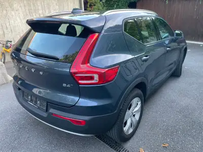 Volvo XC40 2.0 B4 MH Momentum AWD — SUV hybride léger, traction intégrale et design suédois — arrière