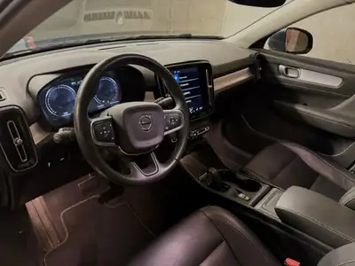 Volvo XC40 2.0 B4 MH Momentum AWD — SUV hybride léger, traction intégrale et design suédois — détail