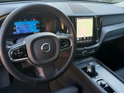 Volvo XC60 T6 Plus Bright eAWD — Hybride rechargeable premium, 42 000 km seulement — tableau de bord